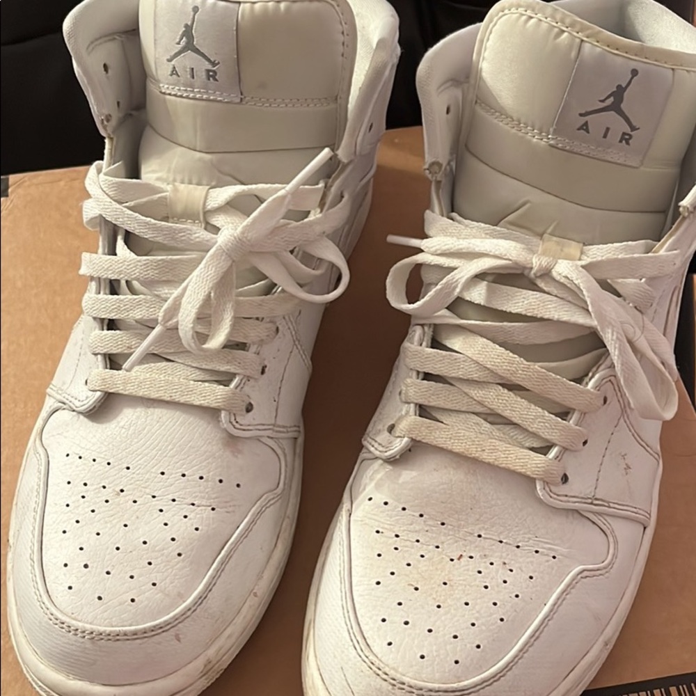 Lightly used, Jordan 1’s size 11.5- great condition and I Can send more photos